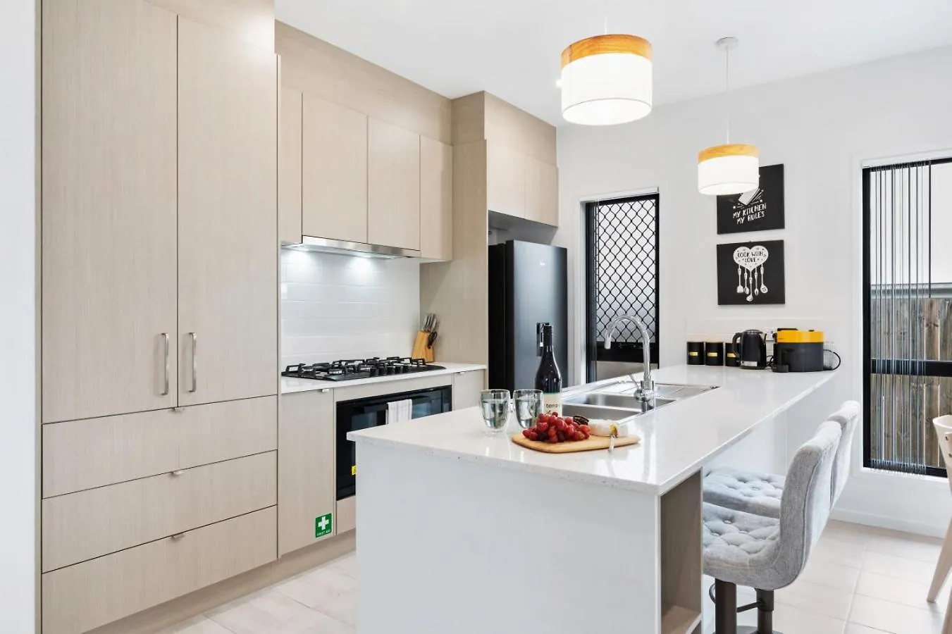 The Crest North Harbour Estate Sleeps 8 Villa Morayfield Holiday home